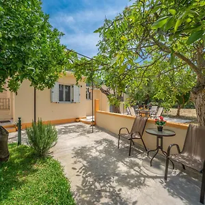https://iras-house.kefaloniahotels.net