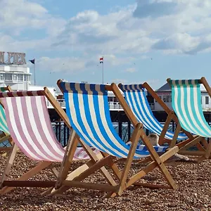 Holiday home Beachside Retreat 2-bedroom Gem With Free Private Parking & Outdoor Space, Brighton