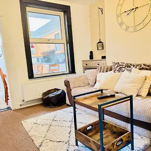 https://jasper-house-5-beds-with-parking-and-garden.cambridgehotelsuk.com